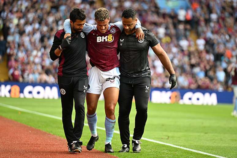 Philippe Coutinho deixando o campo lesionado em Aston Villa x Everton – Michael Regan/Getty Images)