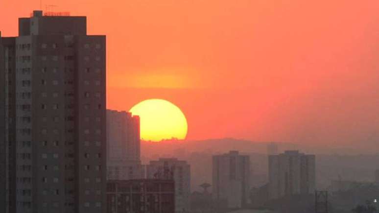 Sol de fim de tarde em dia de muito calor e tempo seco na capital paulista