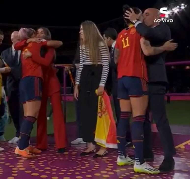 Momento em que Jenni Hermoso foi beijada à força por Rubiales, presidente da Federação Espanhola