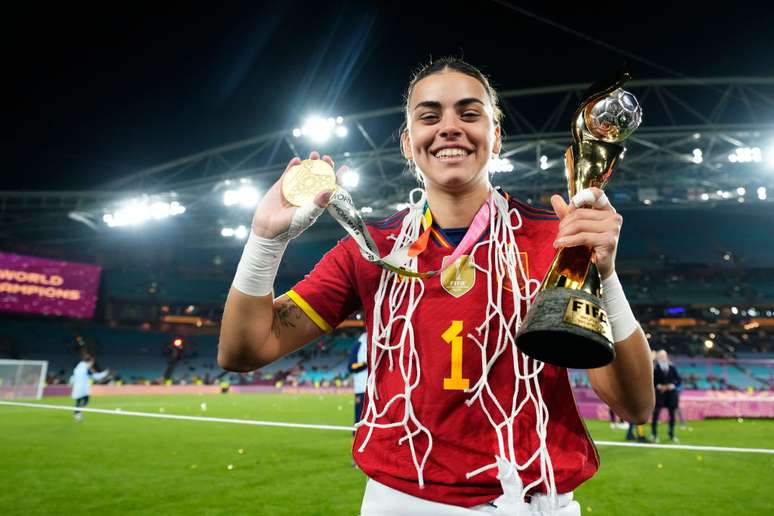 Misa Rodríguez, da Espanha, posa com a medalha e o troféu após vencer a Copa do Mundo Feminina da Austrália e Nova Zelândia 2023