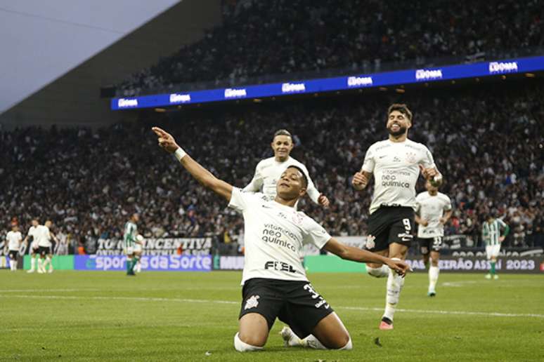 Corinthians 1 x 0 Estudiantes-ARG - Timão faz o dever de casa e