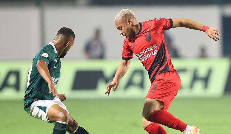 Goiás sofre gol nos acréscimos e empata com Grêmio na Serrinha