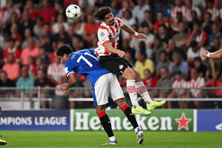 Jogadores de Rangers e PSV em disputa de bola pelos playoffs da Champions –