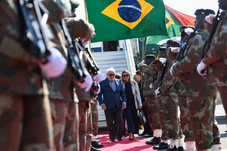 O presidente Luiz In&aacute;cio Lula da Silva e a primeira-dama Janja Silva na chegada a Joanesburgo; ele j&aacute; sinalizou apoio &agrave; entrada de alguns novos membros ao Brics