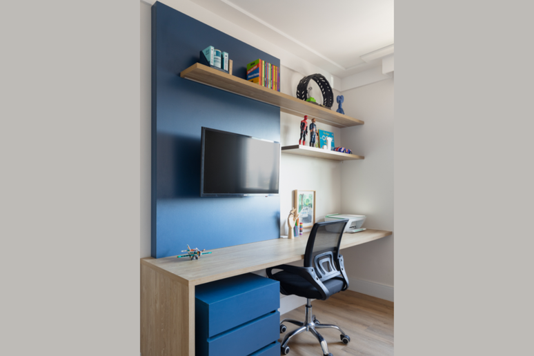 The blue color encourages creativity and calmness, making it a great home office option. 