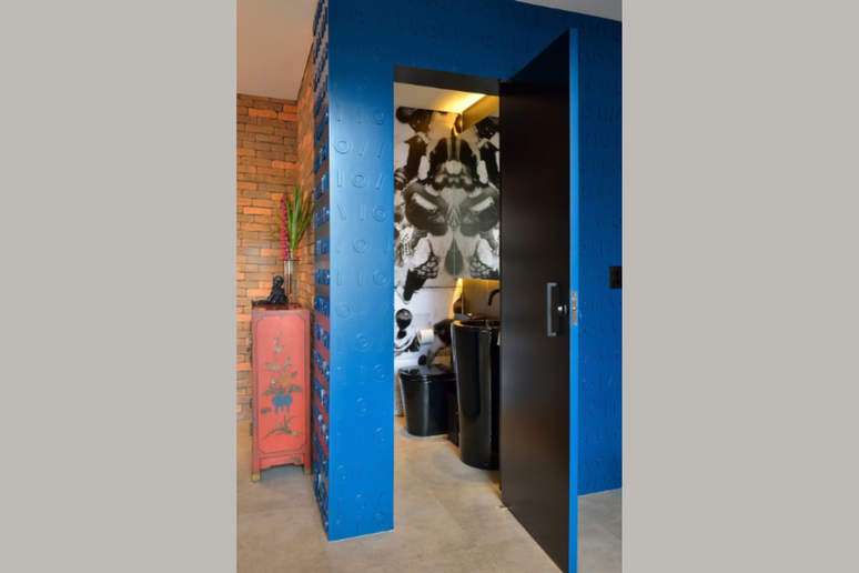 Painting the walls in the bathroom blue is also a great option for the home. 