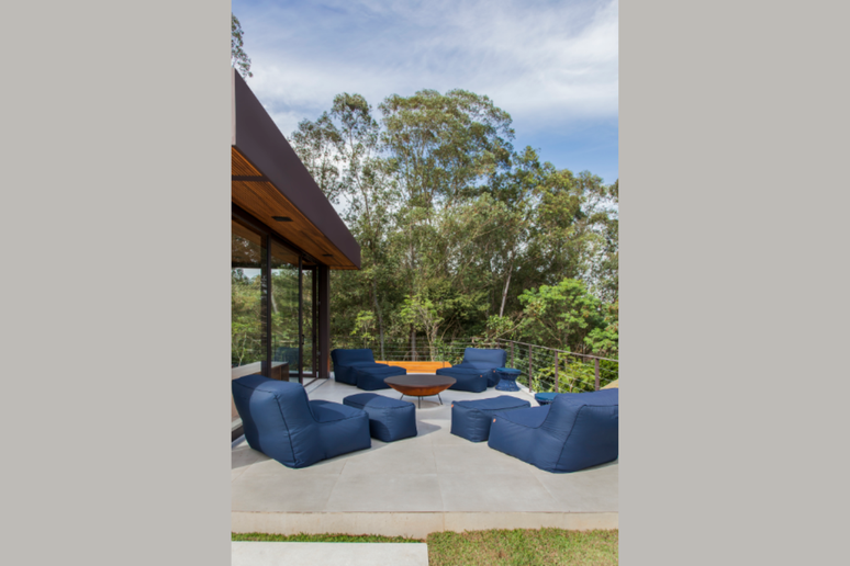 In the outdoor area, blue can be used to create a cozy atmosphere. 