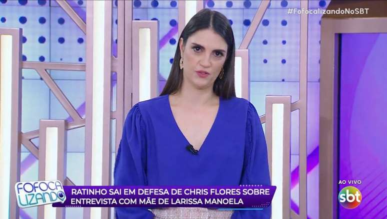 Chris Flores se emociona no Fofocalizando após receber críticas por entrevistar mãe de Larissa Manoela