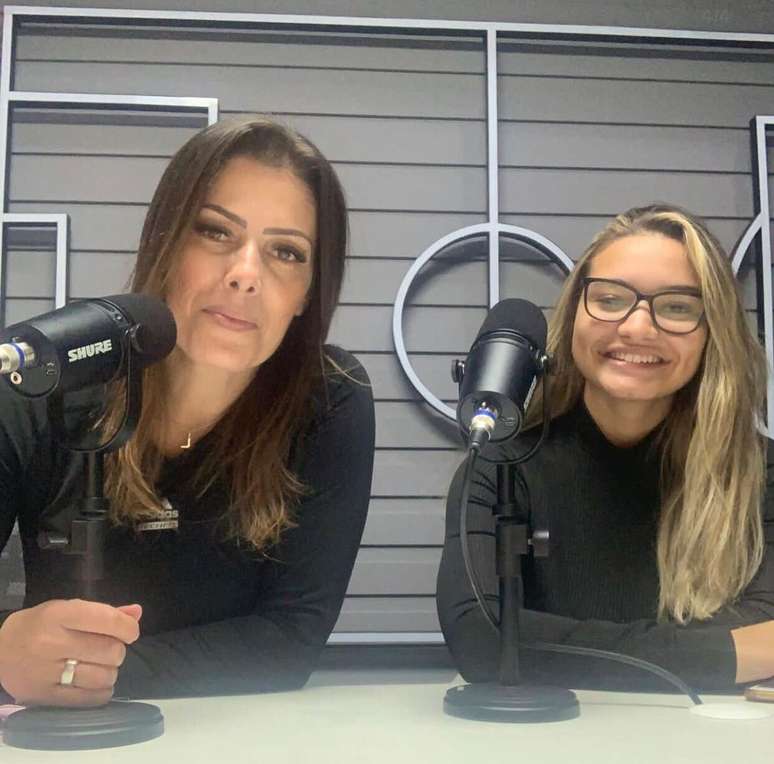 Letícia Macedo ao lado de Luciana Mariano durante as transmissões de futsal feminino na Conmebol TV