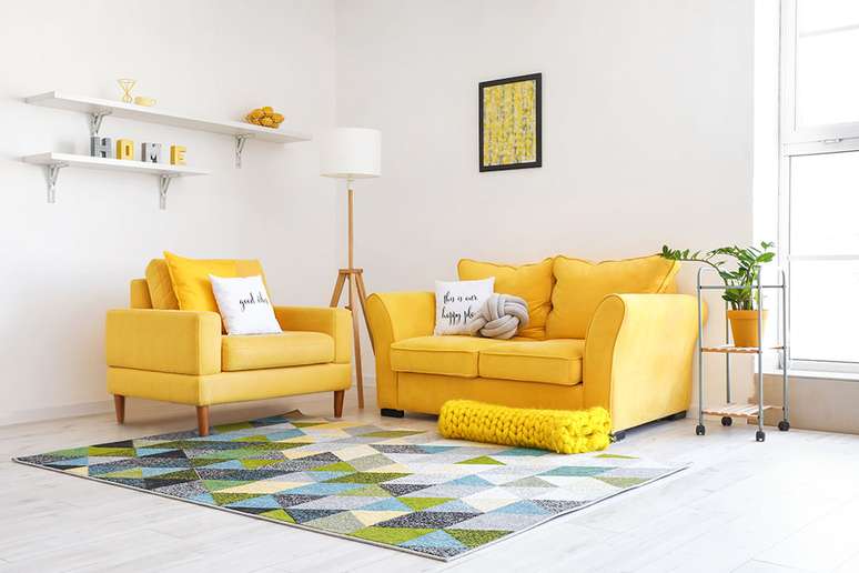 6. Dopamine Decor: sofá amarelo + almofadas em tons claros – Foto: Shutterstok