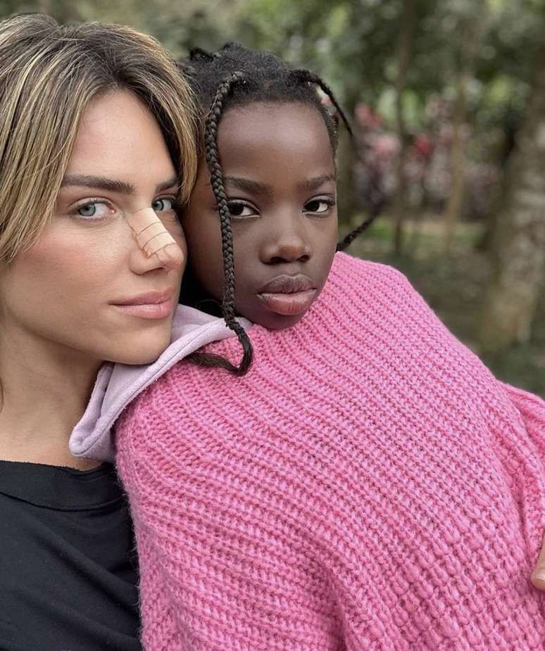 Giovanna Ewbank posa com sua filha Titi