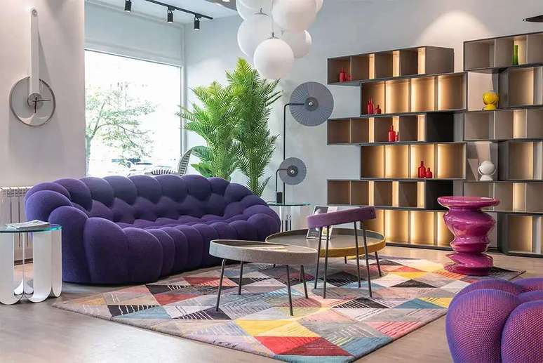 33. Dopamine Decor: sofá roxo curvo, tapete colorido e mesas de centro com design moderno – Foto: Pexels