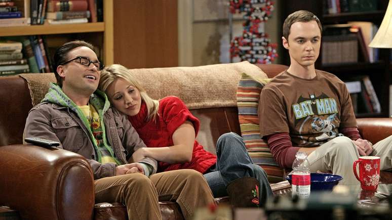 Leonard, Penny e Sheldon em The Big Bang Theory.