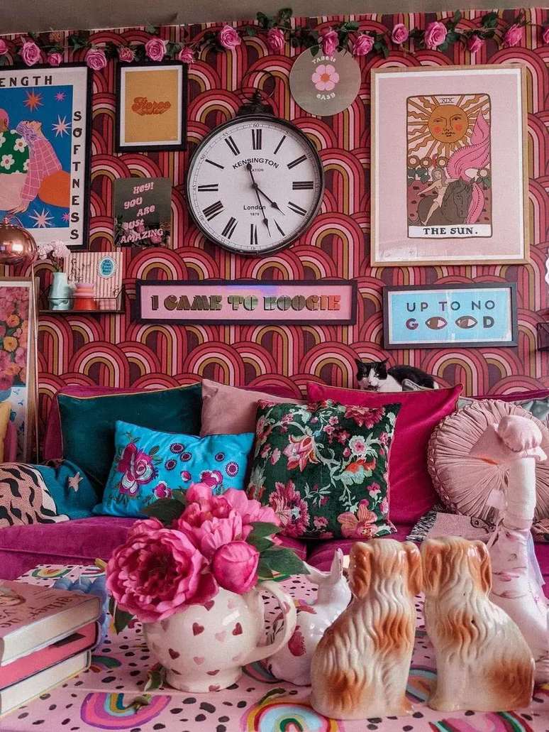 22. Dopamine Decor: incluir itens que você mais gosta deixa o ambiente agradável e significativo – Foto: Mollie Quirk