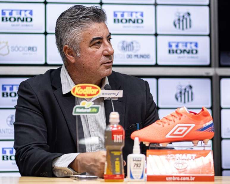 The Santos coach goes to Europe to try out the latest reinforcement