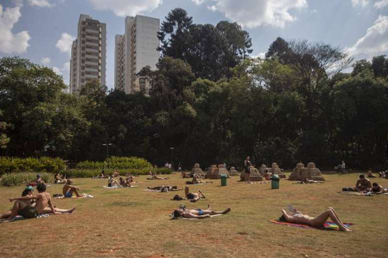 Frequentadores tomam sol no Parque Augusta, região central de São Paulo