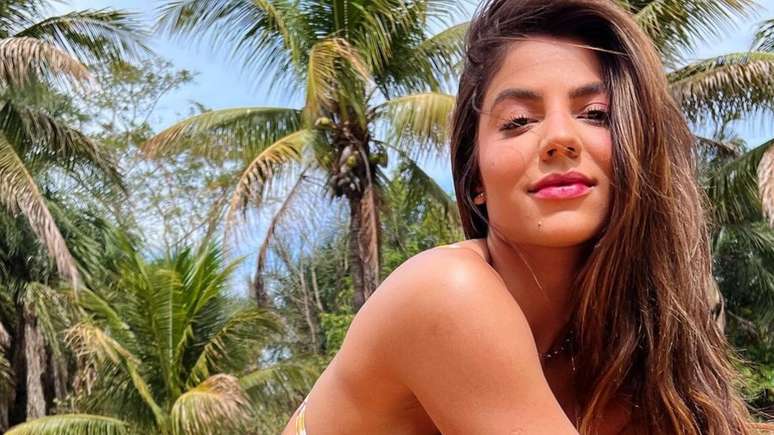 Hariany Almeida usa biquíni fininho em dia de sol e causa alvoroço Perfeita