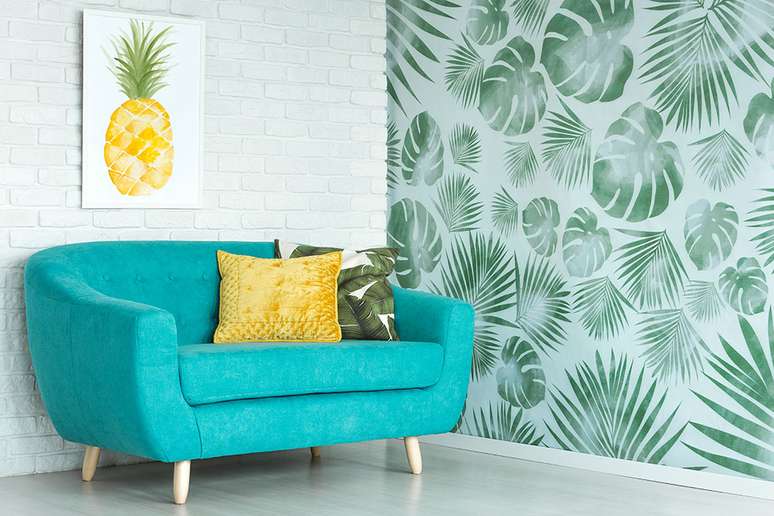 13. Dopamine Decor: sofá curvo + papel de parede de folhas – Foto: Shutterstock