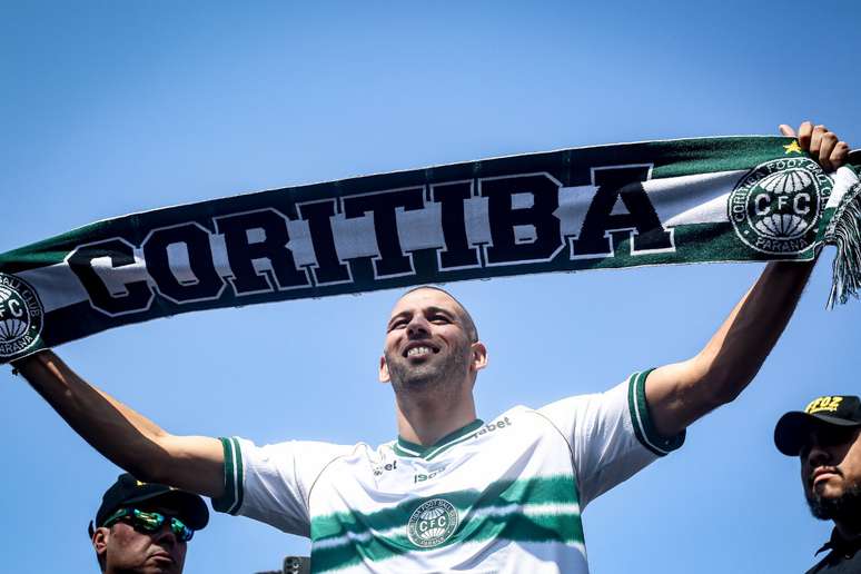 Islam Slimani arrives in Coritiba and is greeted with a party at the airport