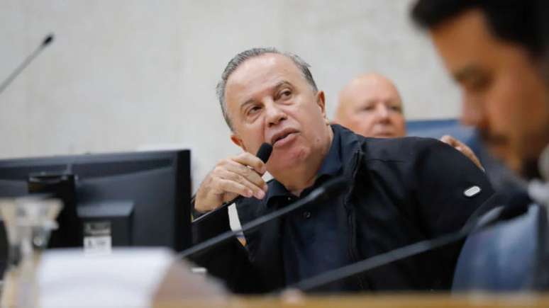 Imagem mostra o vereador Camilo Cristófaro em sessão na Câmara.