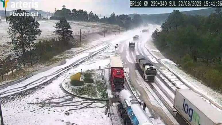 Estradas ficaram cobertas de granizo na região de Lages