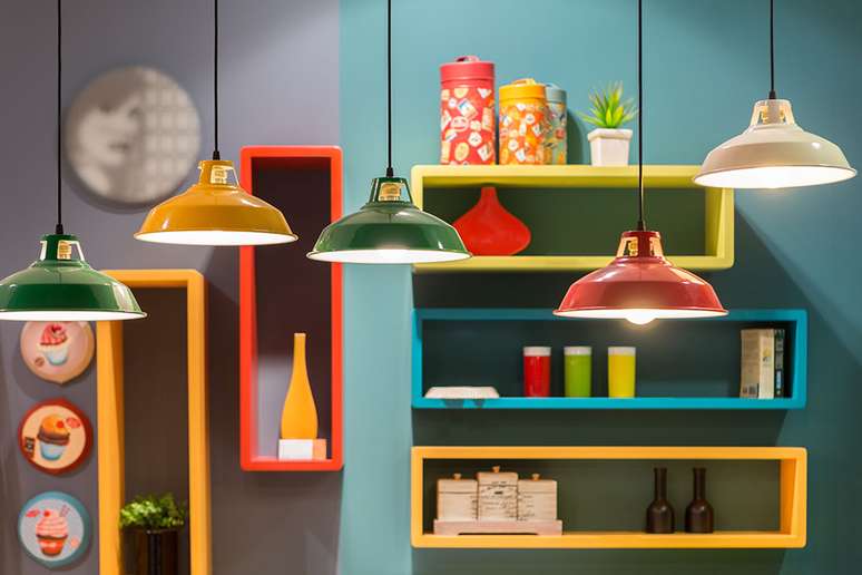 37. Dopamine Decor: luminárias e nichos coloridos – Foto: Shutterstock