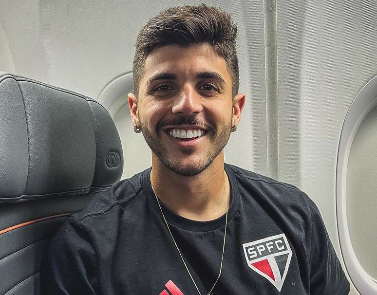 Lucas Beraldo em avião indo para o Equador 