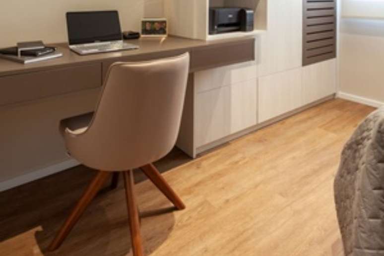 In his spare time, the guest room designed by architect Cristiane Schiavoni is used as a home office by the resident 