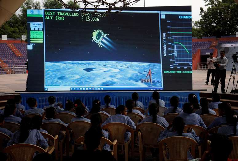 Estudantes assistem a uma transmissão ao vivo do pouso da espaçonave Chandrayaan-3 na Lua, em Ahmedabad, Índia