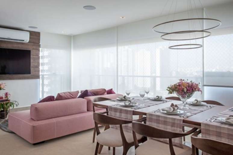 In addition to the dining table, the sofa with a movable backrest offers comfort and interaction. 