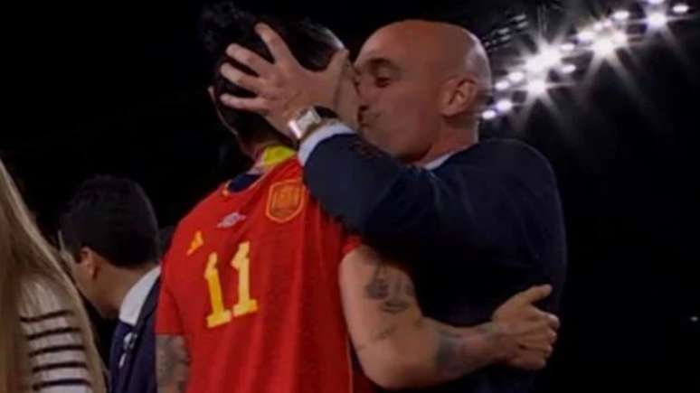 Luis Rubiales, presidente da Real Federação Espanhola de Futebol (RFEF), beijou atleta à força