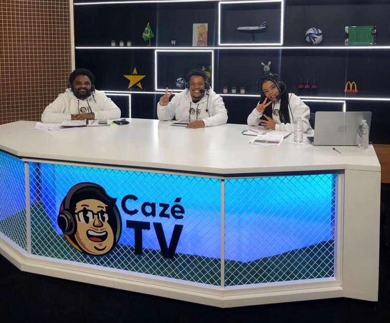Rafael Alves, Felipe Leite e Jordana Araújo na transmissão da Copa na Cazé TV