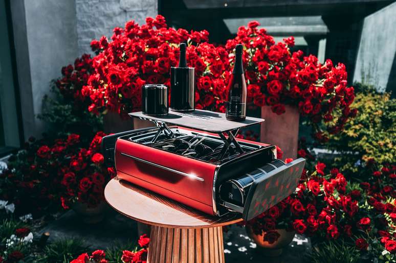 Caixa refrigerada para servir champanhe acompanha o modelo.