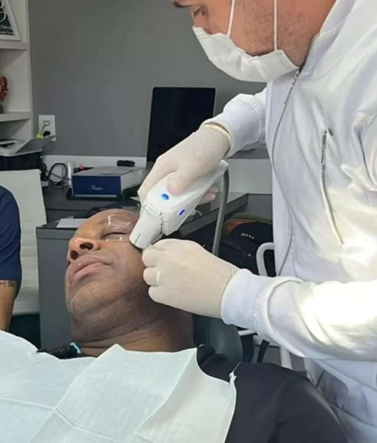 Aílton Graça se submentendo ao procedimento estético