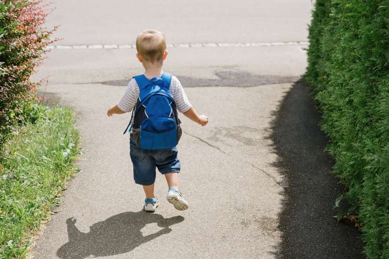 Aos 4 anos, a crian&ccedil;a pode organizar a mochila para dormir fora de casa 