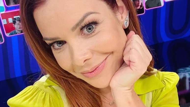 With a clean face, Fernanda Souza exudes natural beauty at the age of 39