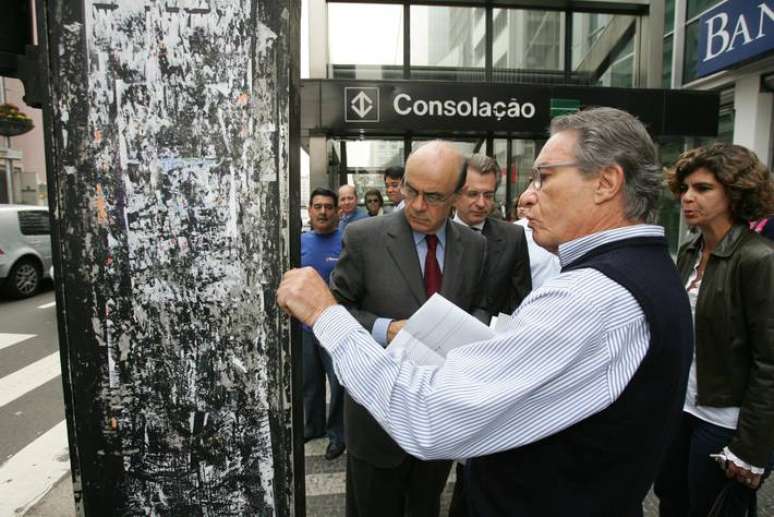 João Carlos Cauduro junto ao então prefeito José Serra (PSDB) durante vistoria dos totens da Avenida Paulista