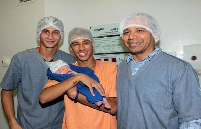 Davi Lucca, nasceu na manhã do dia 24 de agosto de 2011, em São Paulo. Na foto, o meia Paulo Henrique Ganso, padrinho do menino, e o pai de Neymar