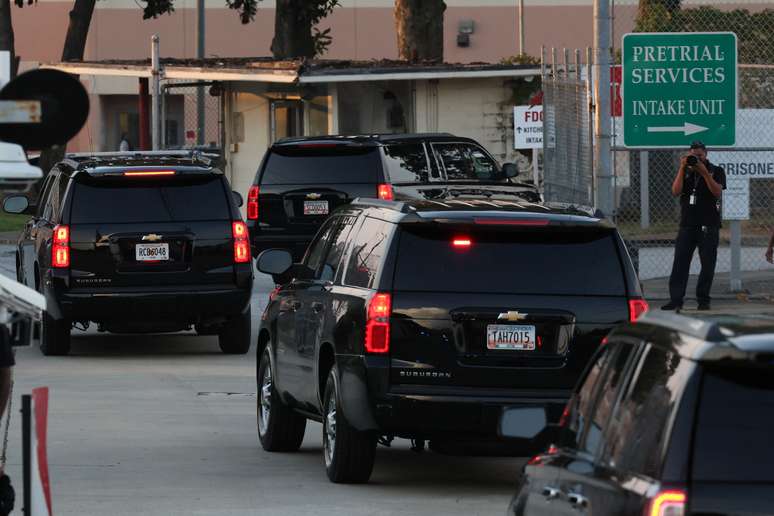 Trump &eacute; escoltado at&eacute; pris&atilde;o para se entregar &agrave; Justi&ccedil;a na Ge&oacute;rgia, EUA