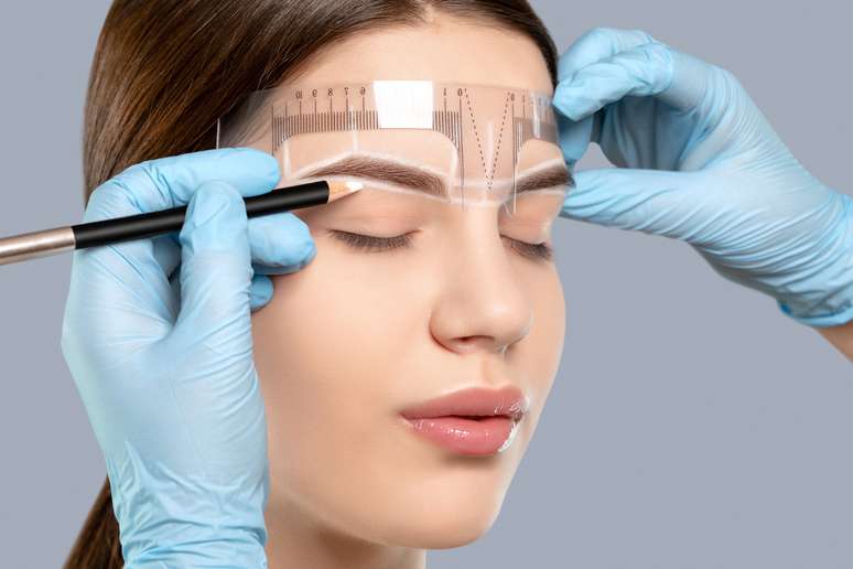 Micropigmentação de sobrancelhas ajuda a realçar o olhar