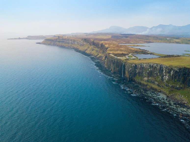 Falésias na Escócia, onde atividade sísmica gerou praias elevadas