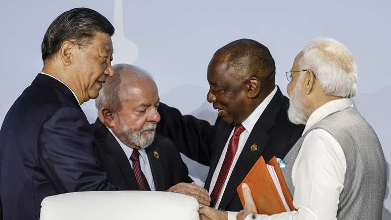 Da esquerda para a direita, os presidentes da China, Xi Jinping; do Brasil, Luiz Inácio Lula da Silva; da África do Sul, Ciryl Ramaphosa; e o premiê da Índia, Narendra Modi (Foto: Marco Longari / AFP)