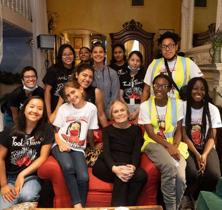 Ao lado de um grupo de garotas da ONG Tools & Tiaras: incentivo ao empoderamento das novas gera&ccedil;&otilde;es