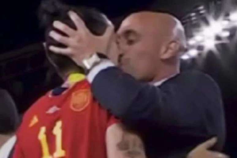 Presidente da Federação Espanhola deu um beijo forçado na jogadora Hermoso – Reprodução
