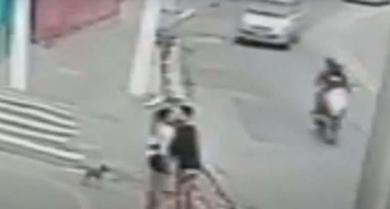 Homem morre atropelado enquanto beijava a companheira em calçada em SP