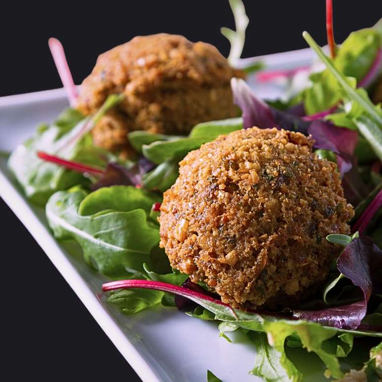 Falafel: os bolinhos de grão de bico que são fritos, mas aqui foram assados e ficaram perfeitos.