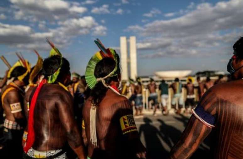 Indígenas protestam contra o marco temporal na frente do Congresso Nacional