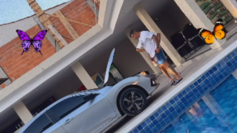 Jojo Todynho gives his boyfriend a new car. Jojo Todynho gives his boyfriend a new car.