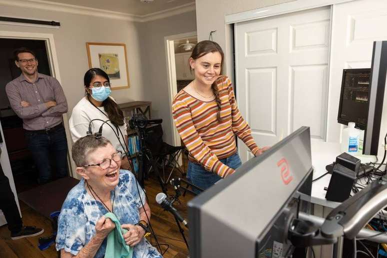 Two women with paralysis can talk again after brain implants;  understand the processes
