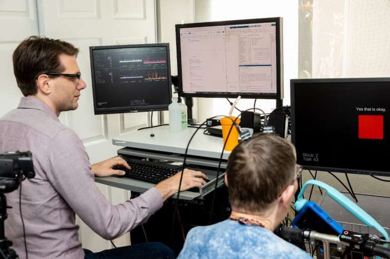 Cientistas usam tecnologia com inteligência artificial para estimular a fala em mulher com doença rara